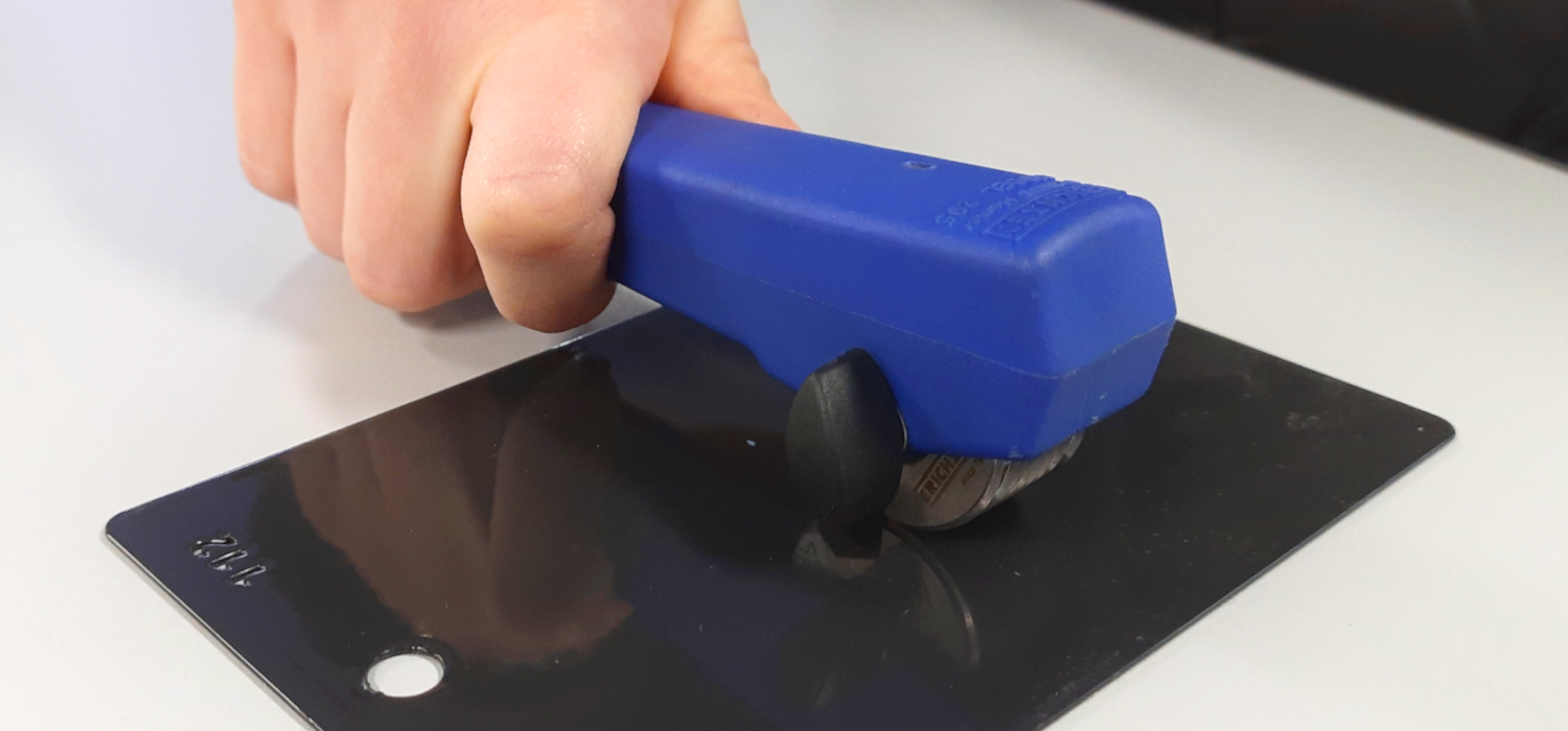 Un quadrettatore pronto ad eseguire un test di aderenza