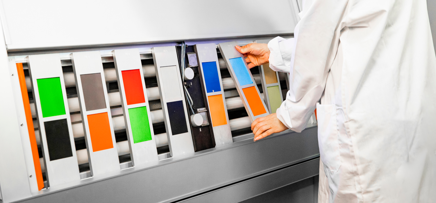 Dei lamierini sottoposti al test di invecchiamento accelerato, all'interno del nostro laboratorio. lamierini test invecchiamento accelerato